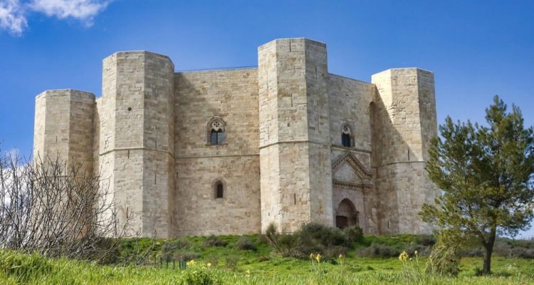 attivita-castel-del-monte-puglia-thinkstock_20211209111150